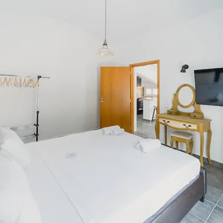 Stellatos House Порос